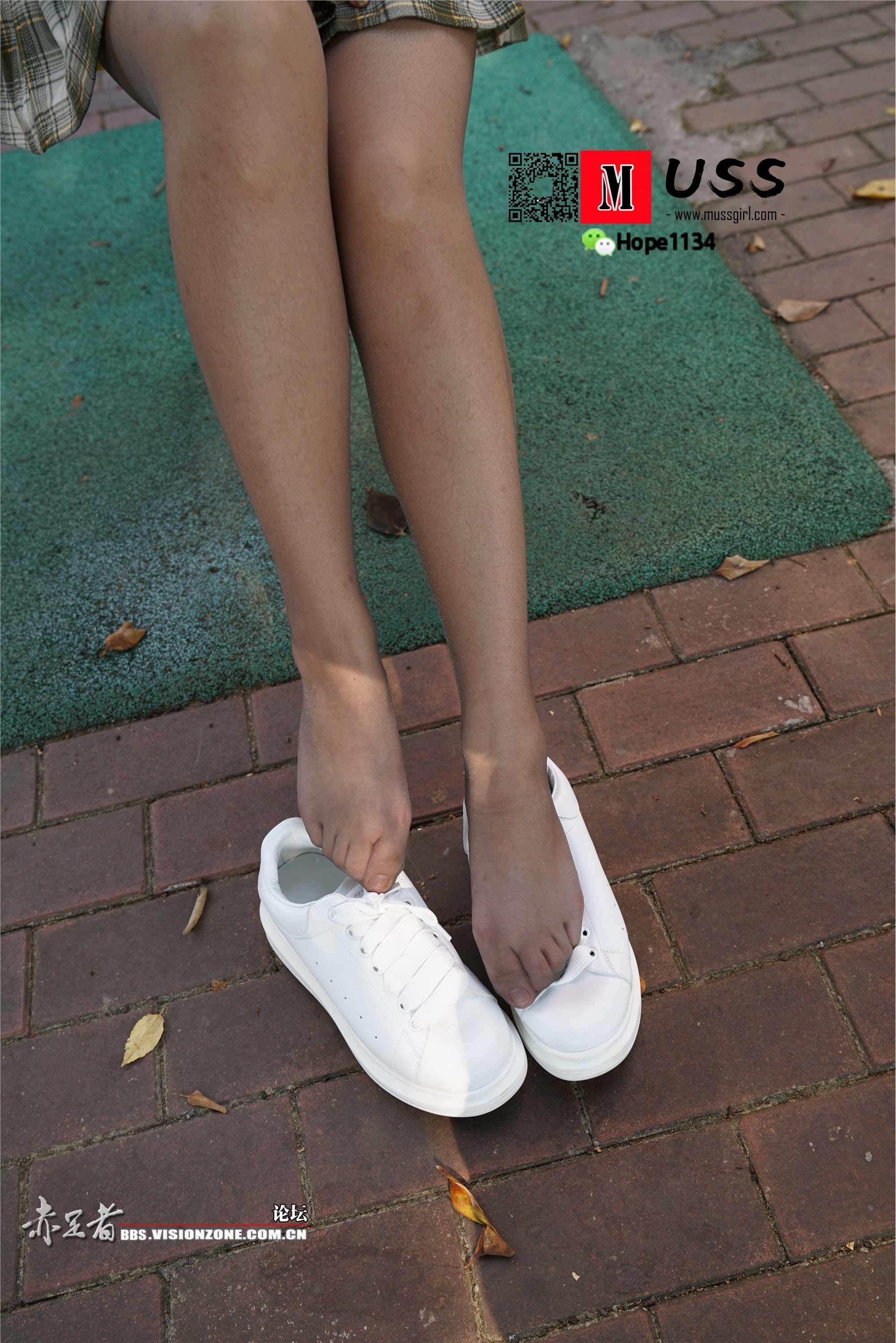 MussGirl慕丝女郎  NO.072 蒙古族舞蹈美少女嫩足灰丝公园写真